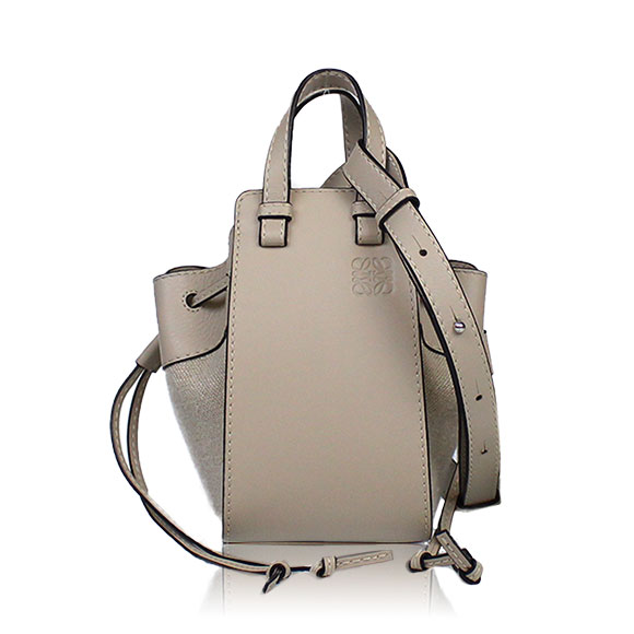 LOEWE ハンモックドローストリングミニ 15 x19 x10cm(幅 x 高さ x マチ) LOEWE ハンモックドローストリングミニ 15 x19 x10cm(幅 x 高さ x マチ)