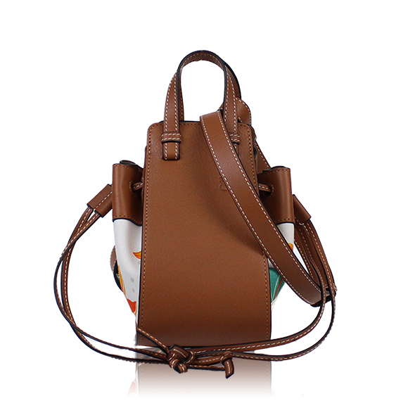 LOEWE ハンモックドローストリングミニ 15 x19 x10cm(幅 x 高さ x マチ) LOEWE ハンモックドローストリングミニ 15 x19 x10cm(幅 x 高さ x マチ)