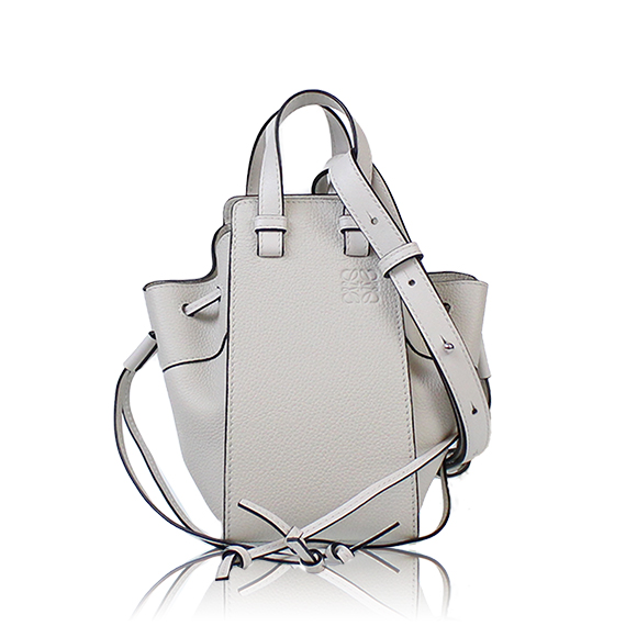 LOEWE ハンモックドローストリングミニ 15 x20 x11cm(幅 x 高さ x マチ) LOEWE ハンモックドローストリングミニ 15 x20 x11cm(幅 x 高さ x マチ)