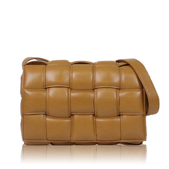 BOTTEGA VENETA パデッドカセット 24 x16 x5cm(幅 x 高さ x マチ) BOTTEGA VENETA パデッドカセット 24 x16 x5cm(幅 x 高さ x マチ)