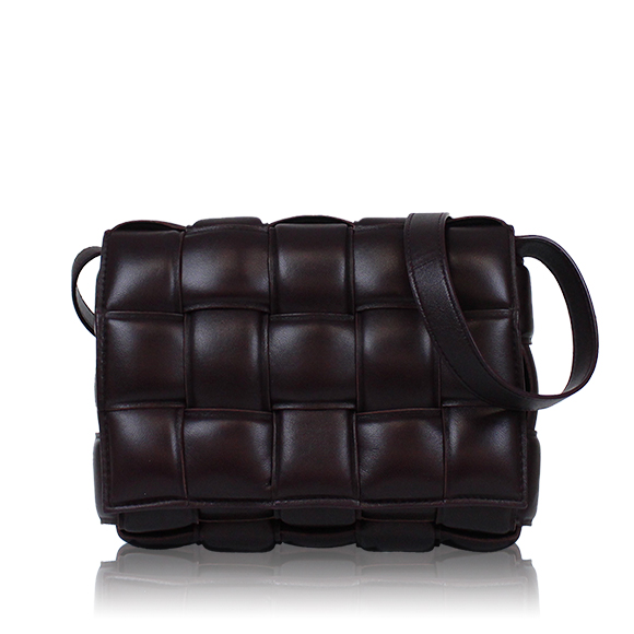 BOTTEGA VENETA パデッドカセット 24 x17 x6cm(幅 x 高さ x マチ) BOTTEGA VENETA パデッドカセット 24 x17 x6cm(幅 x 高さ x マチ)