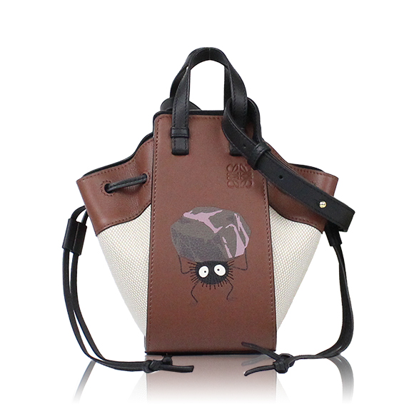 LOEWE ハンモックドローストリングミニ 15&nbsp;x21&nbsp;x10cm(幅&nbsp;x 高さ&nbsp;x マチ)