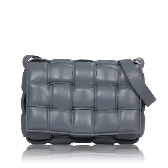 BOTTEGA VENETA パデッドカセット 24 x16 x6cm(幅 x 高さ x マチ) BOTTEGA VENETA パデッドカセット 24 x16 x6cm(幅 x 高さ x マチ)