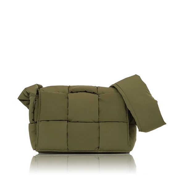 BOTTEGA VENETA パデッドテックカセット 23 x15 x7cm(幅 x 高さ x マチ) BOTTEGA VENETA パデッドテックカセット 23 x15 x7cm(幅 x 高さ x マチ)