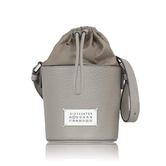 Maison Margiela バケットバッグ 11 x12 x11cm(幅 x 高さ x マチ) Maison Margiela バケットバッグ 11 x12 x11cm(幅 x 高さ x マチ)