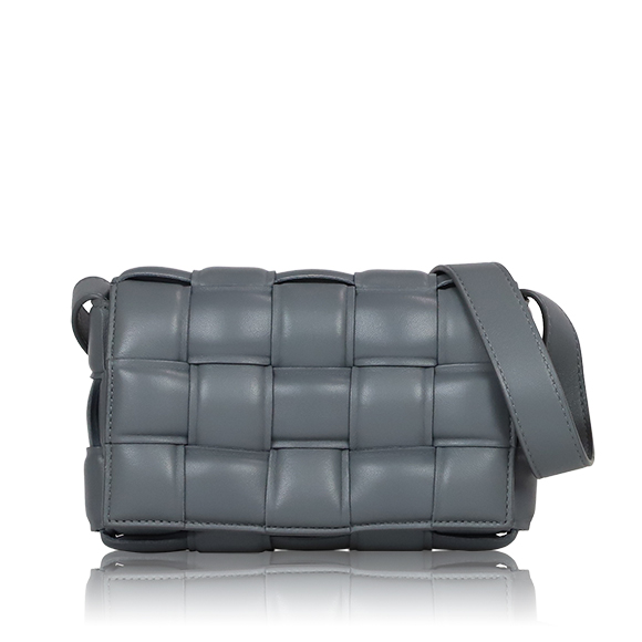 BOTTEGA VENETA パデッドカセット 18 x11 x4cm(幅 x 高さ x マチ) BOTTEGA VENETA パデッドカセット 18 x11 x4cm(幅 x 高さ x マチ)